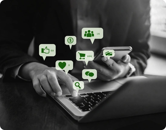 Profissional usando notebook com ícones digitais de marketing e comunicação